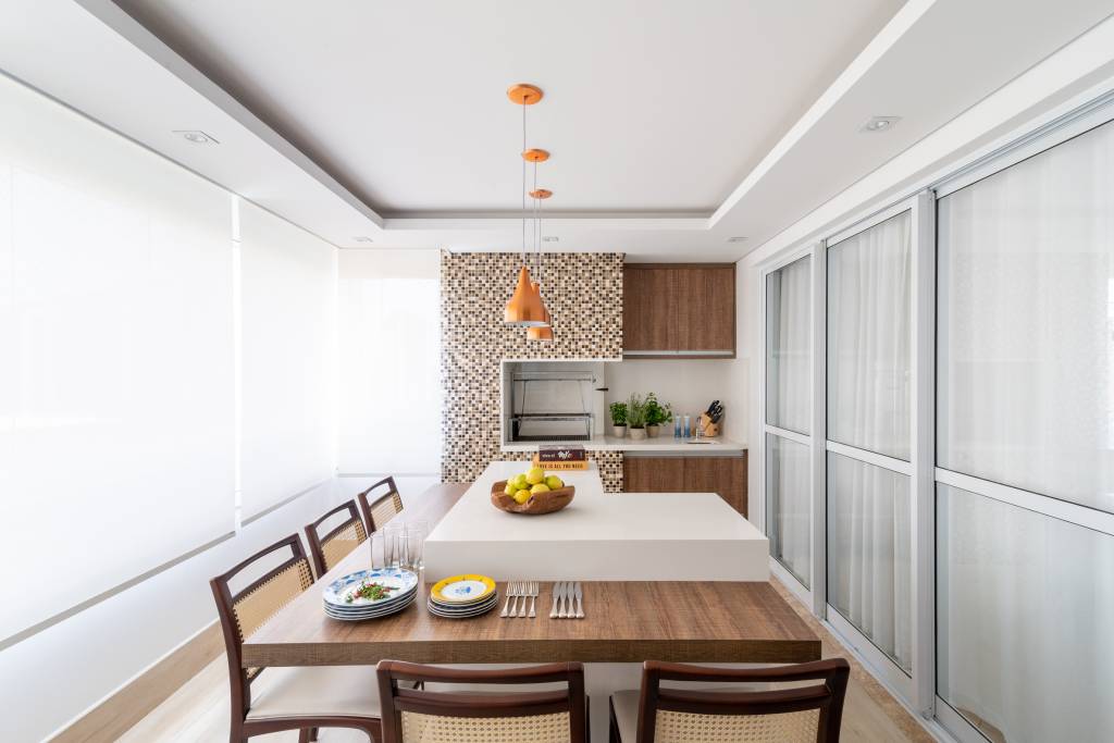 revestimentos-para-varanda-casa.com-Julia-Herman-4 Na varanda gourmet deste apartamento, vê-se bancadas de quartzo e, em torno da churrasqueira, mosaico de pastilhas de cerâmica