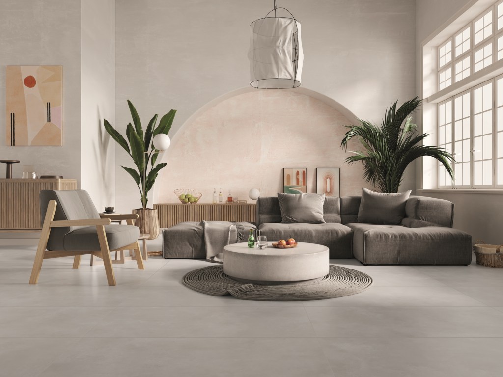 saiba-que-estilo-de-decoracao-combina-mais-com-voce-casa.com-incepa-4 Sala de estar com piso de cimento queimado, com sofá e poltrona cinza