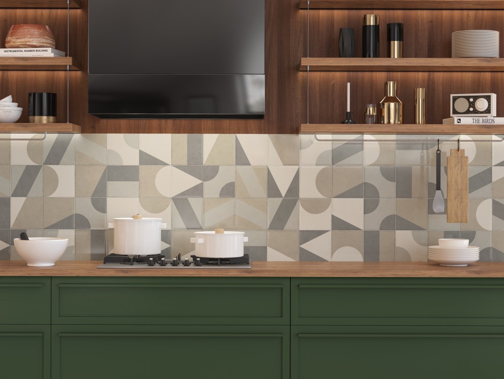 saiba-que-estilo-de-decoracao-combina-mais-com-voce-casa.com-incepa-5 Cozinha com armário verde e madeira, com backsplash com padrão geométrico