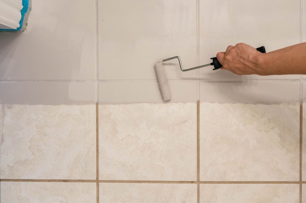 tinta-para-piso-casa.com-1-southern-living Piso branco encardido sendo pintado com rolo de tinta
