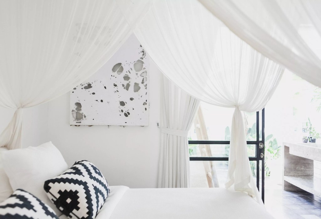 trends-anos-90-the-spruce-casa.com-1-fella-villas Cama com dossel branco preso