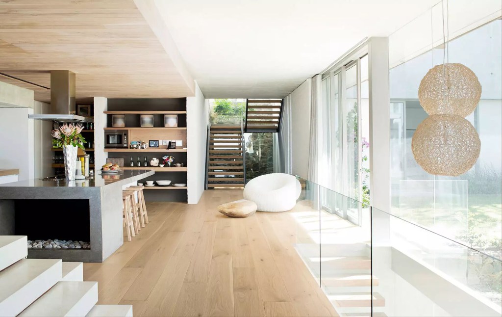 trends-anos-90-the-spruce-casa.com-3-craft-floor Casa com planta integrada, com parede de vidro e madeira clara no chão e no teto