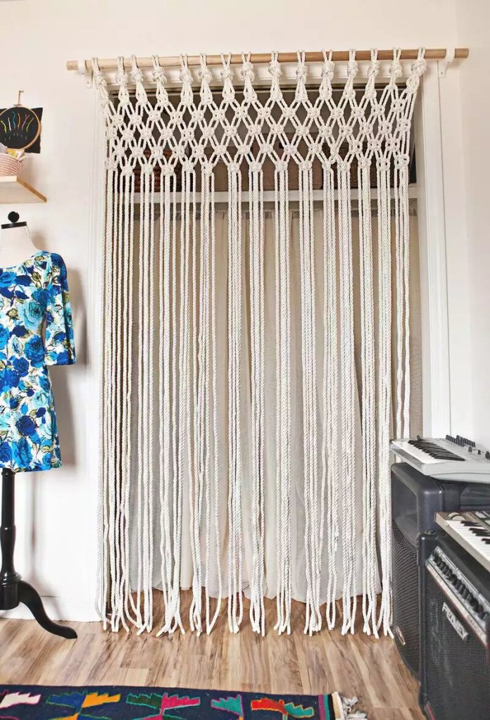trends-anos-90-the-spruce-casa.com-7-a-beautiful-mess Cortina de macramê presa com uma haste de madeira