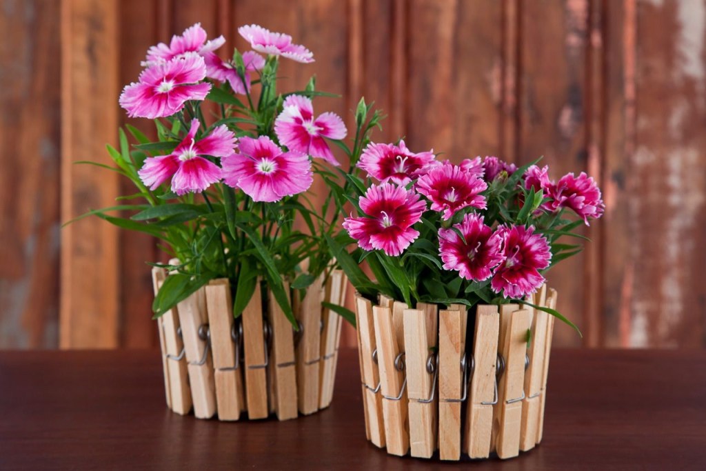 uma-cara-nova-aos-vasos-e-cachepots-casa.com-7-pinterest Vaso de planta decorado com prendedores