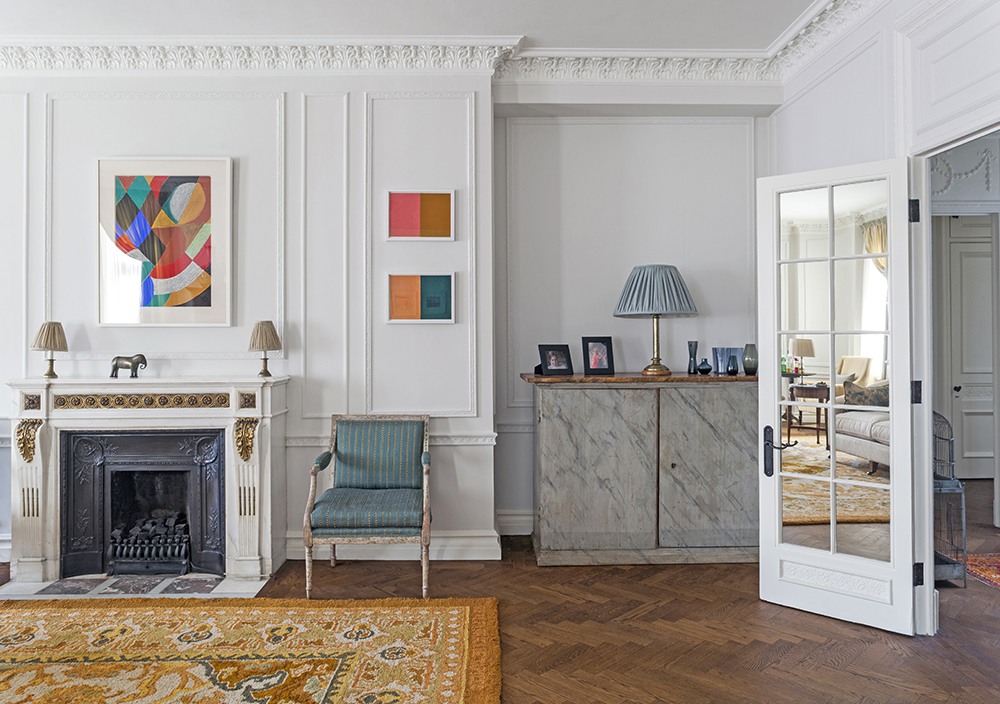 Reforma completa integra ambientes em apê de 1928 em Londres