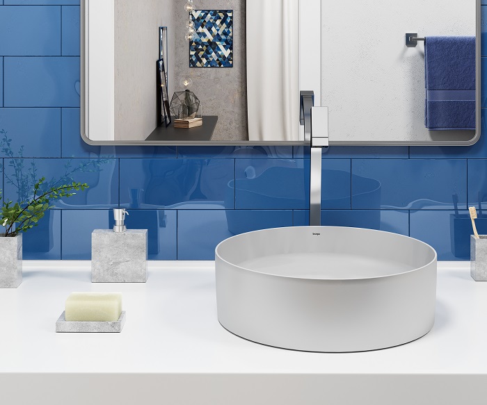 Banheiro com revestimento azul e cuba cinza