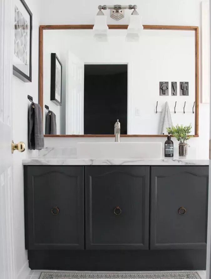 inspirações-de-banheiro-preto-e-branco-casa.com 17-antes-e-depois-de-banheiros-incriveis-casa.com-the-spruce-22-pink-little-notebook