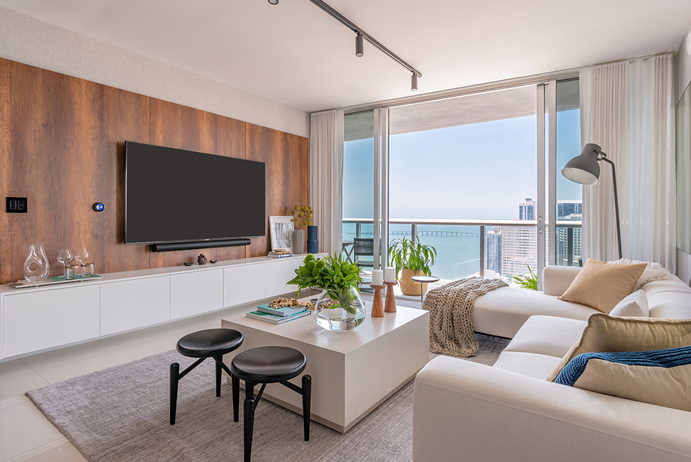 2-com-vista-para-miami-beach-este-ape-de-135-m-2-e-um-oasis-urbano_1000 Sala de estar com spots