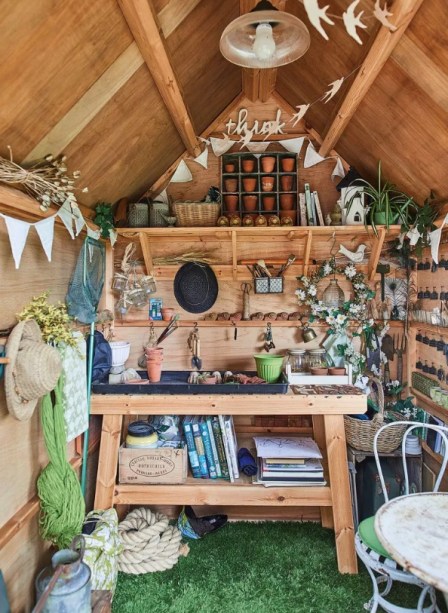 37-cantinhos-de-jardinagem-para-relaxar-e-cuidar-das-plantas-gardeningetc-11 Tente maximizar toda a superfície que você tem, principalmente as paredes. Elas estão cheias de oportunidades para você personalizar como achar melhor, de prateleiras e ganchos a detalhes bonitos - como bandeirolas, coroas de flores, correntes de papel e placas.