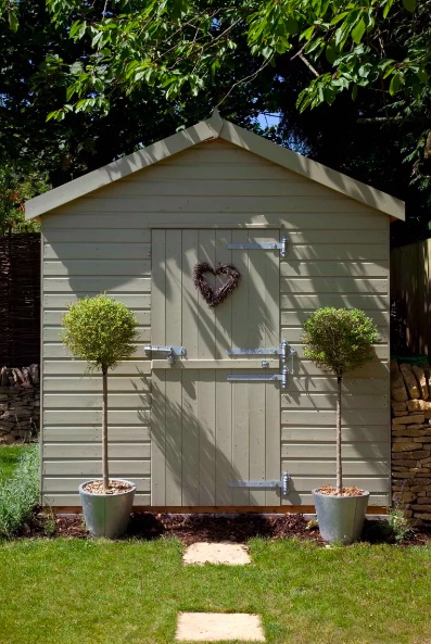 37-cantinhos-de-jardinagem-para-relaxar-e-cuidar-das-plantas-gardeningetc-12 Para uma recepção calorosa, preste atenção na porta da sua cabana. Primeiro, pense no próprio design. Um estilo estável é charmoso e prático sem esforço - mantém os animais do lado de fora e permite a entrada de uma brisa quando necessário. E por que não enquadrá-lo com duas árvores em vasos para um efeito maior?