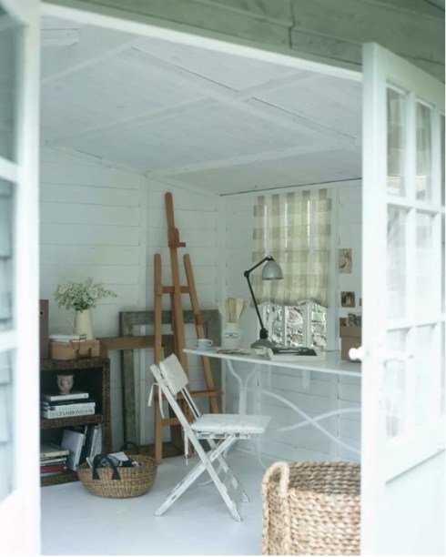 37-cantinhos-de-jardinagem-para-relaxar-e-cuidar-das-plantas-gardeningetc-16 Armazene livros de arte e mantenha seus pincéis e tintas em segurança. Utilize cores neutras ao redor, para um ambiente livre de distrações, permitindo que você se concentre em suas produções.