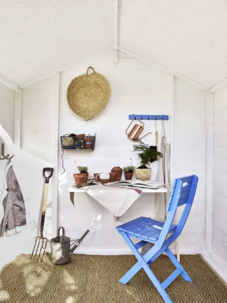 37-cantinhos-de-jardinagem-para-relaxar-e-cuidar-das-plantas-gardeningetc-18 Faça o seu aposento parecer maior e mais claro com uma camada de tinta branca por todas as superfícies, o chão também!