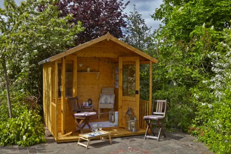 37-cantinhos-de-jardinagem-para-relaxar-e-cuidar-das-plantas-gardeningetc-19 Escolha uma cabana com varanda, um ponto extra útil, por ser protegido, que você pode pendurar lâmpadas e usufruir como quiser.