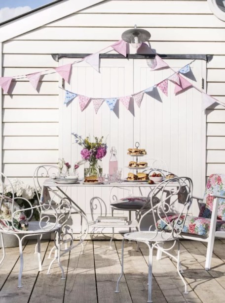 37-cantinhos-de-jardinagem-para-relaxar-e-cuidar-das-plantas-gardeningetc-20 Use o ambiente para eventos! Insira uma decoração fofa e receba seus convidados. Uma atualização rápida e barata de fazer.