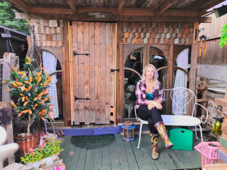 37-cantinhos-de-jardinagem-para-relaxar-e-cuidar-das-plantas-gardeningetc-24 Esse fabuloso refúgio foi feito quase inteiramente de materiais reciclados por Julie Twydell. Um ótimo projeto para quem gosta de DIY.