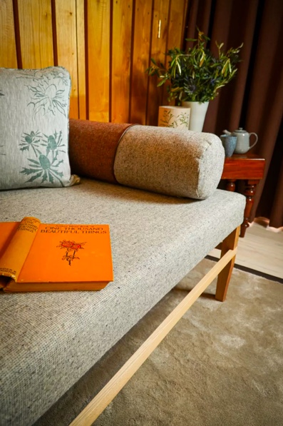 37-cantinhos-de-jardinagem-para-relaxar-e-cuidar-das-plantas-gardeningetc-30 Procura um abrigo com tranquilidade? Então, essa dica é para você! Os interiores de inspiração japonesa promovem relaxamento e ordem, por isso, aposte em assentos baixos - como um sofá ou uma almofada de chão grande. Assim, a área parecerá maior e seu teto mais alto. Linhas simples e texturas naturais ajudarão a produzir uma sensação de paz. O revestimento de madeira exposta nas paredes internas contribui para o efeito geral.