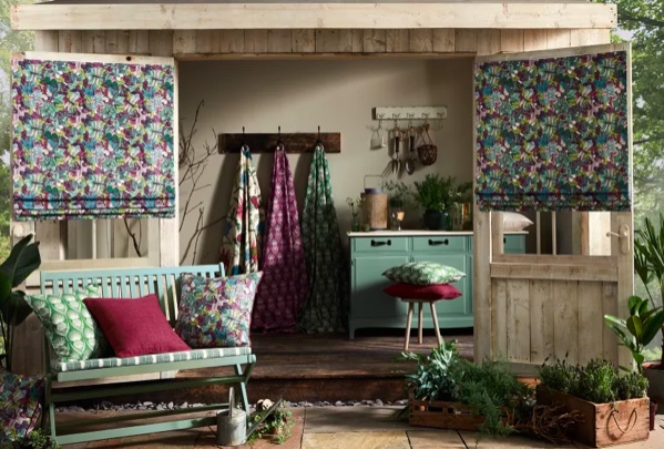 37-cantinhos-de-jardinagem-para-relaxar-e-cuidar-das-plantas-gardeningetc-34 Que tal fabricar suas próprias cortinas? O artefato impede a entrada de correntes de ar e gera uma atmosfera confortável por dentro - pegue um pouco do seu tecido favorito e produza você mesmo. Aproveita para fazer algumas almofadas combinando.