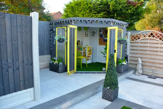 37-cantinhos-de-jardinagem-para-relaxar-e-cuidar-das-plantas-gardeningetc-38 Essas janelas brilhantes em neon não apenas fazem uma declaração por dentro e por fora, mas também fornecem um brilho conforme o sol entra.