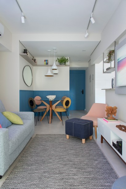 Reforma integra áreas sociais e traz mais cor à casa de 80 m²