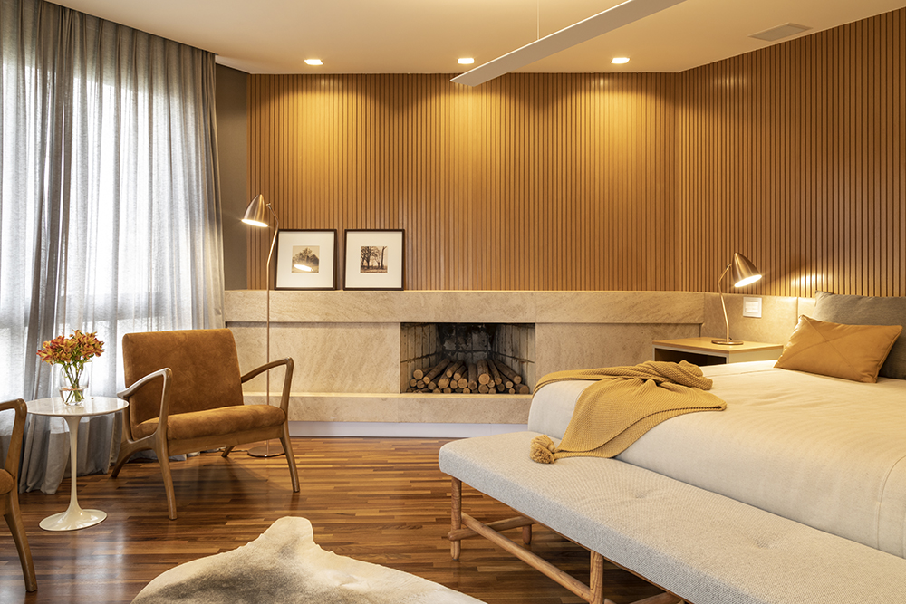 Uso de madeira e tons neutros acolhem moradores em casa de 600 m²