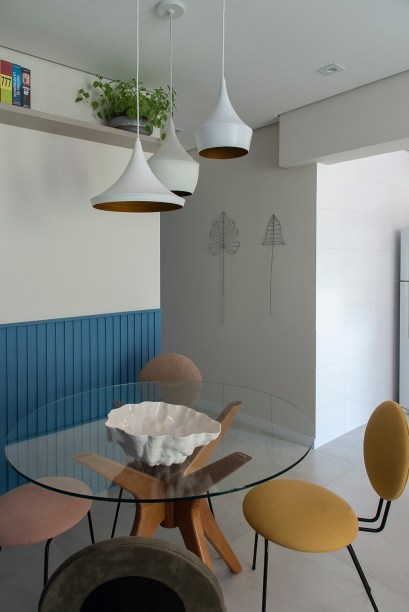 Reforma integra áreas sociais e traz mais cor à casa de 80 m²