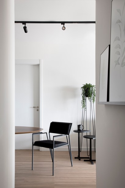 Contemporâneo, minimalista e industrial: confira projeto de apê de 84 m²