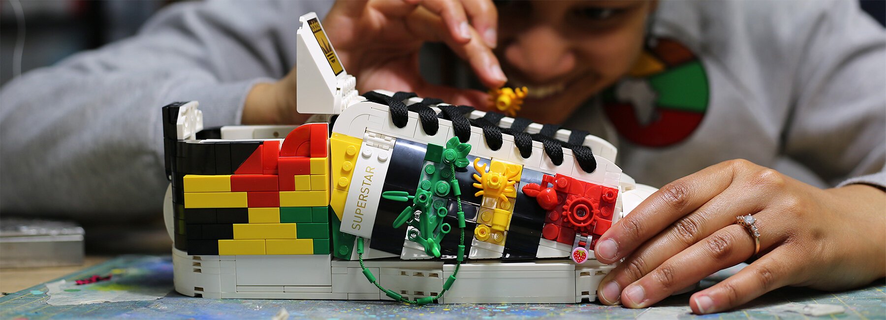 Adidas cria tênis com tijolos LEGO