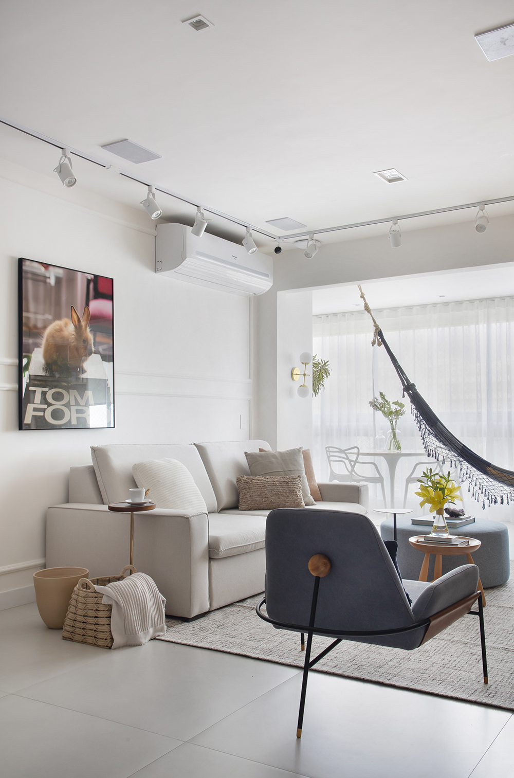 Branco e azul: apê de 145 m² tem décor leve e atmosfera de praia