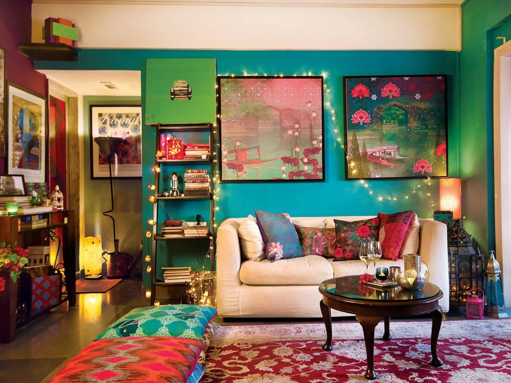 Sala de estar; sala boho; sofá branco; parede azul; quadros; tapete estampado; mesinha de centro vintage