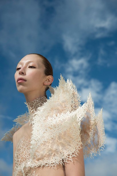 Designer cria vestidos feitos de detritos marinhos