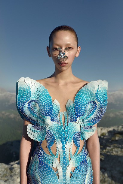 Designer cria vestidos feitos de detritos marinhos