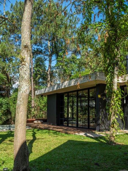 Casa de campo de 195 m² é um refúgio que se camufla entre as árvores