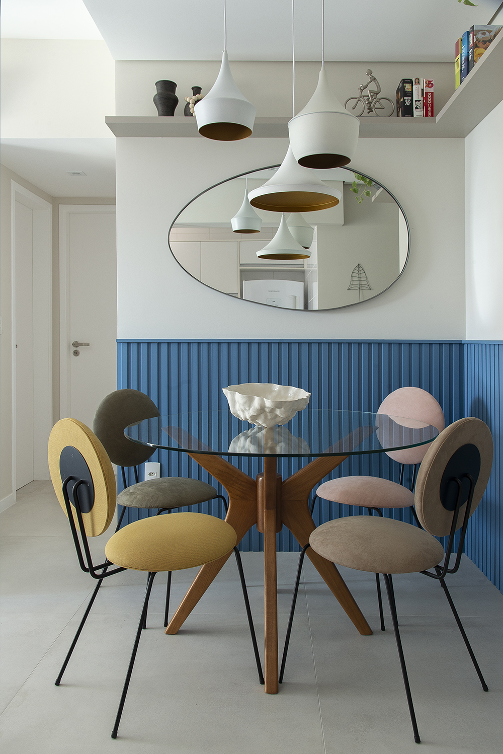 Sala de jantar; sala de jantar pequena; meia parede; revestimento; azul; lambri; espelho