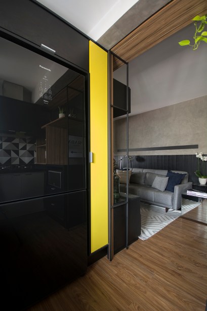 Apê de 42 m² tem paleta sóbria e estante multifuncional
