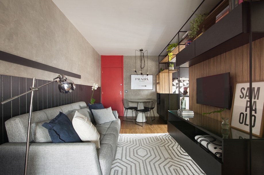 Apê de 42 m² tem paleta sóbria e estante multifuncional