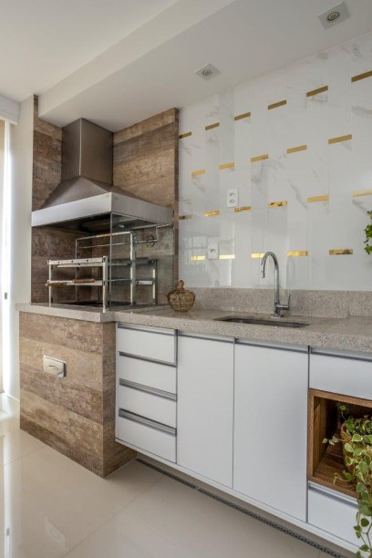 Apê de 110 m² aposta em décor clean, muito branco e toques dourados
