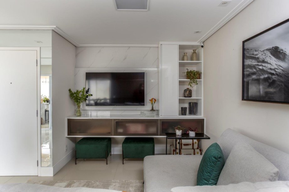 Apê de 110 m² aposta em décor clean, muito branco e toques dourados