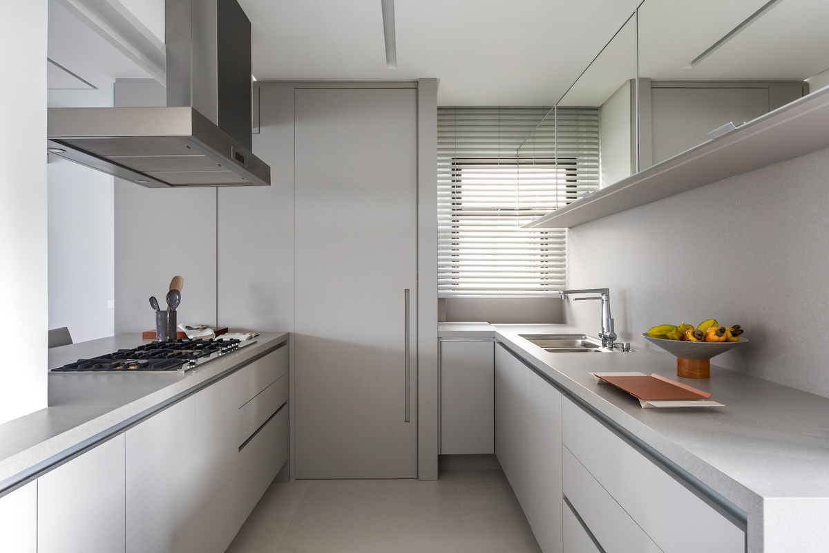 Apê de 110 m² usa espelho e móveis leves para ganhar amplitude e estilo