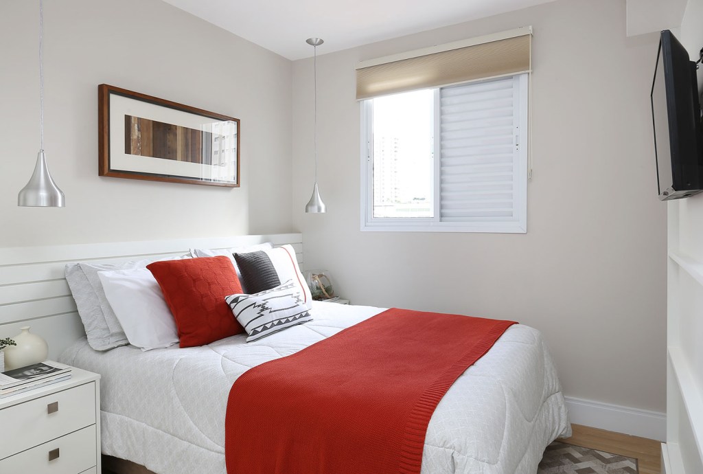 cores-fortes-na-decoracao-5-dicas-casa.com-4-oliva-arquitetura-mariana-orsi Quarto de casal com cores neutras, mas detalhes, como manta e almofadas sobre a cama, em vermelho