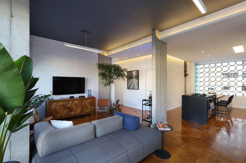cores-fortes-na-decoracao-5-dicas-casa.com-7-oliva-arquitetura-mariana-orsi Living integrado com piso de madeira, sofá cinza e teto na mesma cor