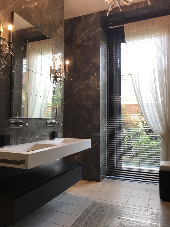inspirações-de-banheiro-preto-e-branco-casa.com inspiracoes-de-banheiro-preto-e-branco-casa.com-8-unsplash-Андрей-Постовой
