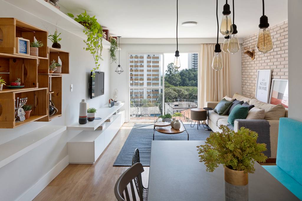 Reforma deixa apê de 60 m² mais jovem com tijolinhos e mix de estilos