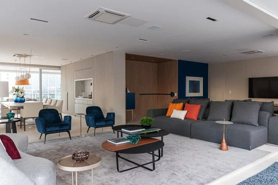 Reforma traz integração e toque contemporâneo a apê de 320 m²