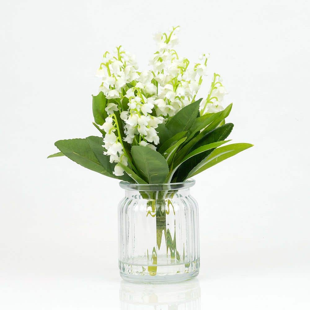 11-plantas-flores-e-ervas-que-vao-te-deixar-mais-feliz-casa.com-10-lirio-do-vale-linen-chest