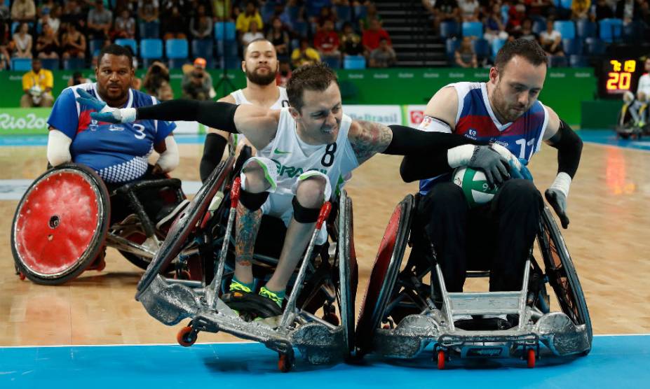 Podem jogar rugby em cadeira de rodas tanto homens quanto mulheres com tetraplegia ou que tenham, no mínimo, três membros comprometidos. A partida tem quatro períodos de oito minutos e o objetivo é passar da linha do gol com as duas rodas da cadeira e a bola nas mãos. A quadra tem 15m de largura por 28m de comprimento