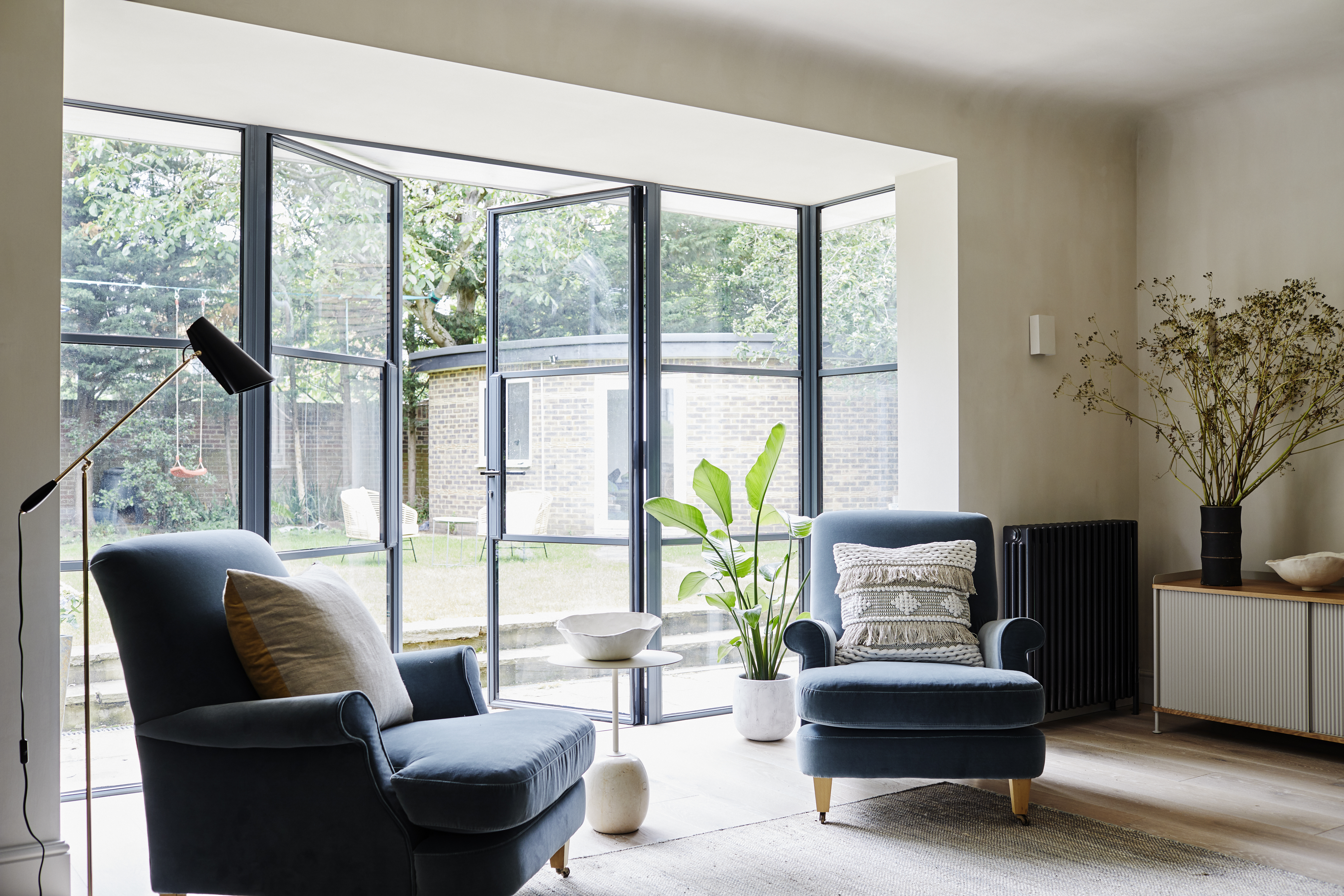 Casa dos anos 70 em Londres ganha décor leve e minimalista