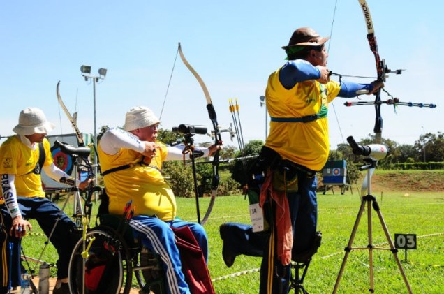 Tiro com arco: é permitida a participação de tetraplégicos, paraplégicos e pessoas com limitações de movimentos nos membros inferiores
