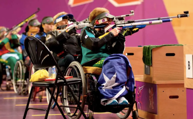 No tiro esportivo, pessoas amputadas, paraplégicas e com outras deficiências motoras podem competir