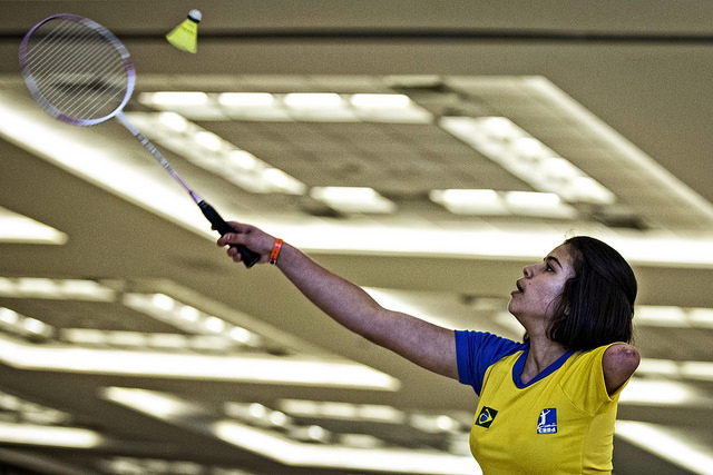 O parabadminton, segundo o Comitê Paralímpico Brasileiro, é um jogo curioso e rápido, com registro de peteca atingindo 200 km por hora. A quadra é semelhante a um quadra de tênis em cadeira de rodas e, assim como nesta modalidades, a partida tem duração máxima de três games, vencendo quem atingir 21 pontos primeiro – em caso empate se o placar estiver em 20 a 20, o jogo é prolongado até que se tenha feito dois pontos de diferença, atingindo no máximo 30 pontos. Os atletas andantes das classes SL4, SU5 e SS6 competem na quadra de mesmo tamanho da convencional, já os cadeirantes e esportistas da classe SL3 usam apenas metade da quadra