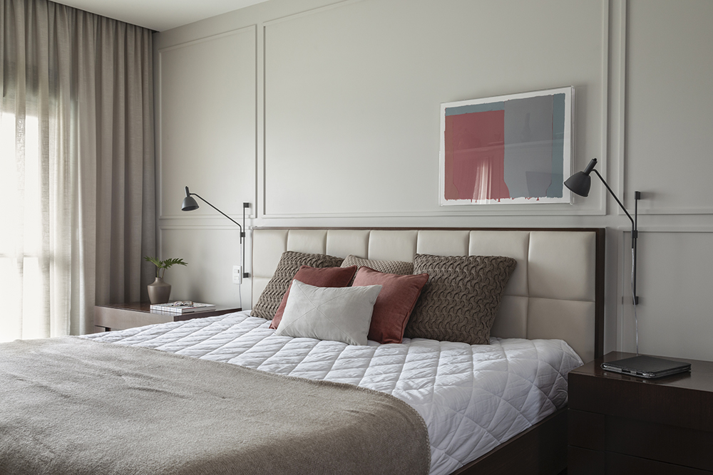 Quarto com arandelas e quadro